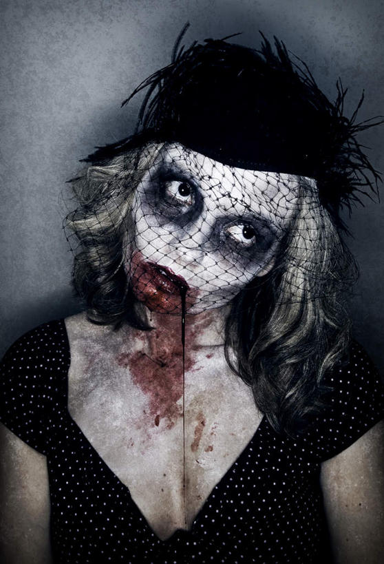 西方人,脸,头,脸颊,一个人,站,竖图,室内,特写,白天,正面,裙子,化妆,帽子,欧洲,欧洲人,仅一个年轻女性,仅一个女性,仅一个人,阴影,灰色背景,连衣裙,朦胧,模糊,光线,血,液体,影子,墙,灯光,注视,礼帽,肩膀,墙壁,墙面,黑色,观察,看,站着,血液,摄影,影棚,观看,察看,恐怖,关注,可怕,沉默,不祥,悲哀,可骇,中间色,消亡,罪恶,扮装,恐惧,年轻女性,女人,女性,白种人,头部,脸部,脸蛋,面部,站立,半身,彩图,影棚拍摄,化装,拍摄