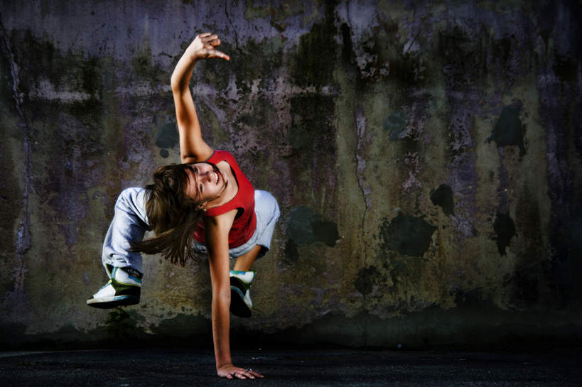 西方人,一个人,横图,室外,白天,跳舞,欧洲,欧洲人,仅一个年轻女性,仅一个女性,仅一个人,撑,阴影,服装,朦胧,模糊,反射,背心,影子,墙,扭头,注视,休闲装,斑驳,墙壁,墙面,背面,衣服,红色,观察,看,转头,休闲,休闲服,服饰,观看,街舞,察看,撑着,嘻哈,关注,舞姿,班驳,年轻女性,女人,女性,白种人,彩图,全身,舞蹈