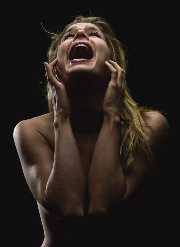 西方人,一个人,站,举,竖图,室内,白天,正面,欧洲,欧洲人,仅一个年轻女性,仅一个女性,仅一个人,阴影,黑色背景,朦胧,模糊,光线,影子,墙,灯光,大喊,注视,裸露,墙壁,墙面,黑色,观察,看,托,站着,张嘴,摄影,影棚,赤裸,观看,大叫,求救,察看,关注,裸,张大嘴巴,大呼,年轻女性,女人,女性,白种人,张开嘴,举起,举手,举着,抬头,向上举,向上伸,向上托,仰头,站立,半身,彩图,影棚拍摄,拍摄