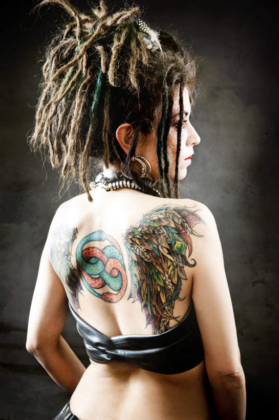 西方人,一个人,站,竖图,室内,白天,泳装,比基尼,时尚,欧洲,欧洲人,仅一个年轻女性,仅一个女性,仅一个人,朦胧,模糊,扭头,注视,文化,纹身,背面,耳环,观察,看,站着,转头,个性,信仰,观看,察看,关注,刺青,追求,想象,文身,勇气,崇拜,张扬,耳饰,年轻女性,女人,女性,白种人,站立,半身,彩图,三点式,泳衣