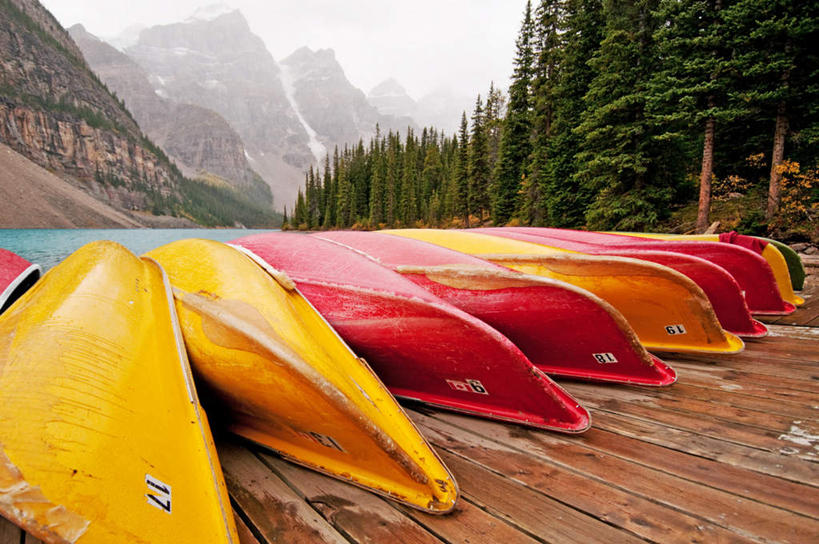 无人,码头,横图,室外,白天,正面,旅游,度假,湖,湖泊,美景,山,山脉,树林,水,植物,船,一排,许多,朦胧,模糊,整齐,木制,木板,湖面,景观,山峰,水流,水面,木船,山峦,娱乐,树,树木,排列,黄色,红色,绿色,自然,木制品,交通工具,湖水,群山,享受,休闲,景色,放松,生长,成长,北美,舟,北美洲,队列,自然风光,载具,独木舟,美洲,洛矶山脉,落基山脉,北亚美利加洲,亚美利加洲,独木船,船埠,彩图