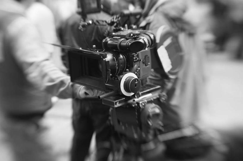 西方人,三个人,同事,站,横图,黑白,室外,特写,白天,成功,合作,团队,集体,信心,欧洲,欧洲人,握,服装,朦胧,模糊,摄像机,休闲装,队伍,背面,衣服,站着,休闲,休闲服,摄像,握着,摄影,服饰,摄影机,一台,领导,成就,录像,合伙,领袖,男人,男性,年轻男性,白种人,站立,半身