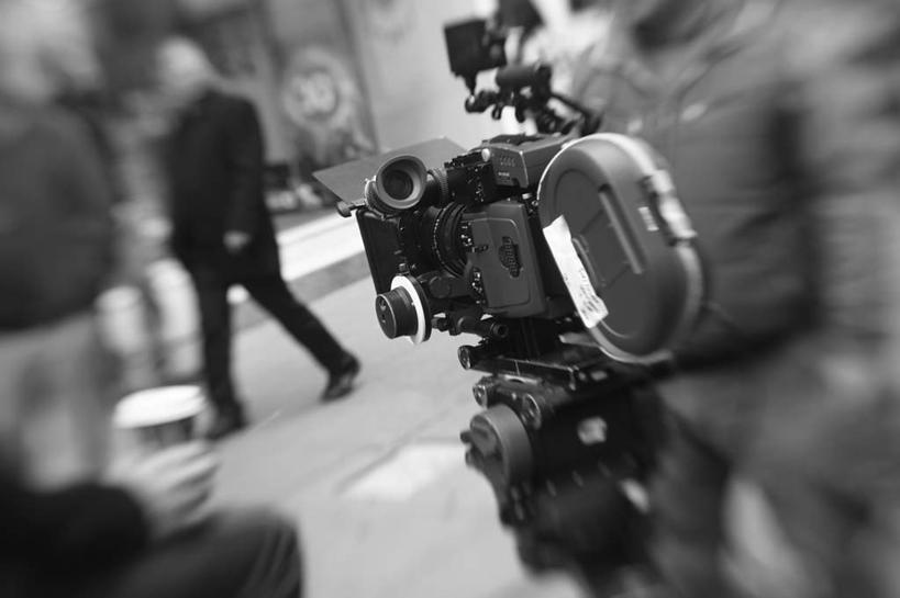 西方人,三个人,同事,商店,站,走,横图,黑白,室外,特写,白天,侧面,成功,合作,团队,集体,信心,道路,路,杯子,欧洲,欧洲人,握,服装,朦胧,模糊,小路,摄像机,交通,休闲装,商铺,队伍,一个,衣服,水杯,站着,休闲,休闲服,摄像,握着,摄影,服饰,单个,摄影机,一台,领导,成就,录像,合伙,领袖,市肆,商号,男人,男性,年轻男性,白种人,茶杯,步行,散步,站立,走路,半身,店铺