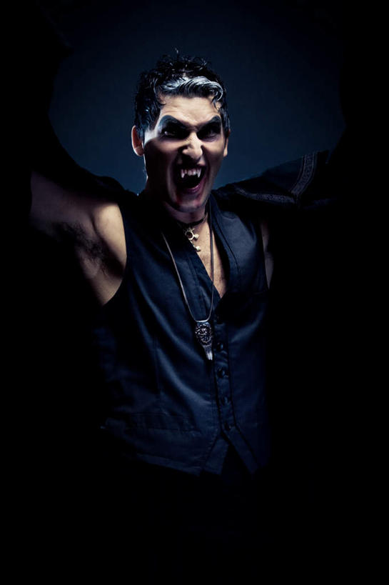 西方人,一个人,站,伸展双臂,笑,微笑,露齿笑,竖图,室内,白天,正面,欧洲,欧洲人,仅一个男性,仅一个人,黑色背景,服装,朦胧,模糊,墙,休闲装,墙壁,墙面,仅一个年轻男性,衣服,蓝色,黑色,站着,休闲,休闲服,摄影,服饰,影棚,恐怖,吸血鬼,魔鬼,可怕,哥特风格,可骇,妖怪,恐惧,男人,男性,年轻男性,白种人,敞开双臂,伸开双臂,展开双肩,站立,张开手臂,张开双臂,半身,彩图,影棚拍摄,拍摄