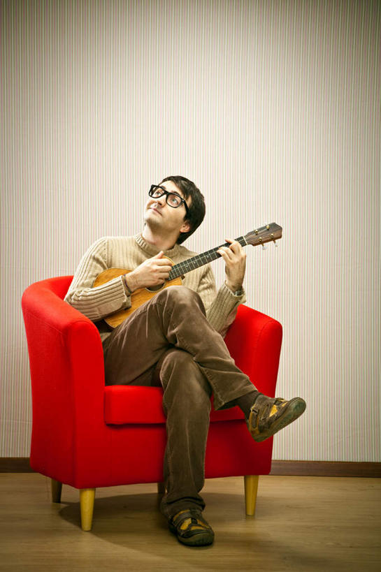 西方人,一个人,坐,竖图,室内,白天,正面,地板,沙发,欧洲,欧洲人,仅一个男性,仅一个人,一副,握,阴影,服装,光线,木制,眼镜,影子,墙,乐器,弦乐器,地面,弹奏,二郎腿,演奏,注视,休闲装,木地板,墙壁,墙面,仅一个年轻男性,一个,衣服,红色,白色,黑色,木制品,看,休闲,休闲服,握着,服饰,单个,关注,弹拨弦鸣乐器,近视眼镜,布艺沙发,尤克里里琴,男人,男性,年轻男性,白种人,抬头,仰头,坐着,彩图,全身,弹拨弦乐器