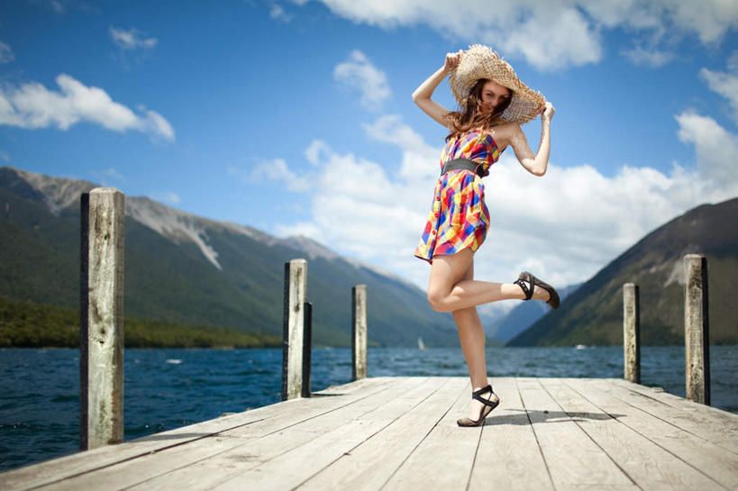 西方人,腿部,腿,一个人,码头,站,笑,摸,微笑,露齿笑,横图,室外,白天,仰视,河流,山,山脉,水,帽子,欧洲,欧洲人,仅一个年轻女性,仅一个女性,仅一个人,抚摸,抬,阴影,波纹,光线,木制,木板,影子,河水,山峰,水流,云,云朵,桥,木桥,涟漪,山峦,云彩,注视,栈桥,蓝色,白云,倒影,蓝天,水纹,天空,阳光,木制品,遮阳帽,波浪,群山,天,观察,看,站着,晴朗,观看,人行桥,木板桥,察看,倒映,关注,抬着,水晕,一顶,反照,船埠,年轻女性,女人,女性,白种人,晴空,触摸,接触,站立,彩图,低角度拍摄,全身