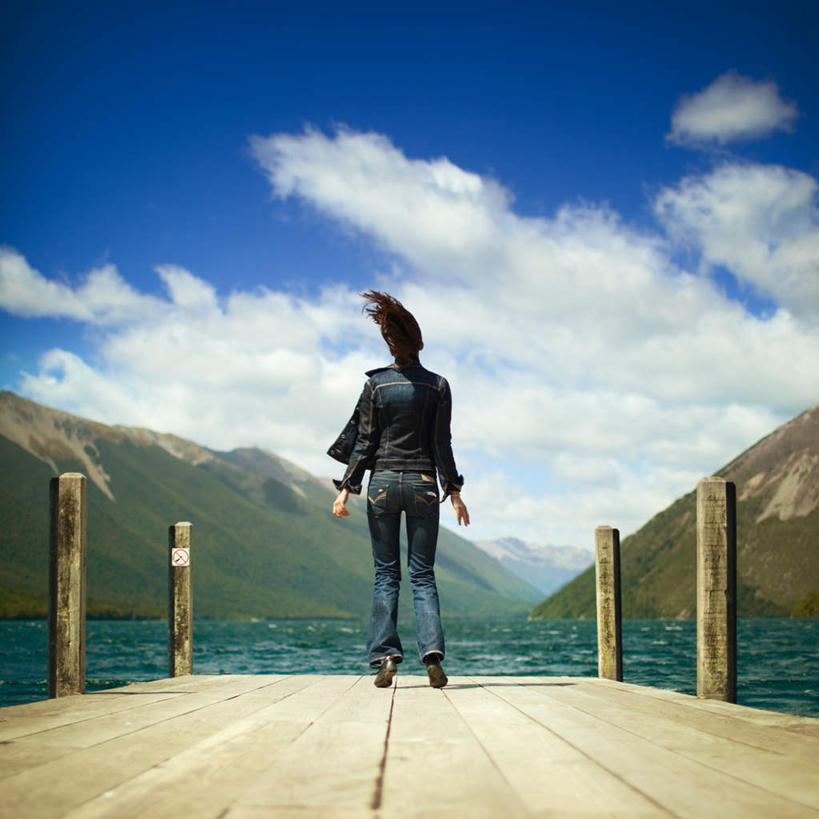 西方人,一个人,码头,站,方图,室外,白天,仰视,河流,山,山脉,水,欧洲,欧洲人,仅一个年轻女性,仅一个女性,仅一个人,阴影,波纹,服装,光线,木制,木板,影子,河水,山峰,水流,云,云朵,桥,木桥,涟漪,山峦,云彩,休闲装,栈桥,衣服,蓝色,白云,倒影,蓝天,水纹,天空,阳光,木制品,波浪,群山,天,站着,休闲,休闲服,服饰,晴朗,人行桥,木板桥,倒映,水晕,反照,船埠,年轻女性,女人,女性,白种人,晴空,站立,彩图,低角度拍摄,全身