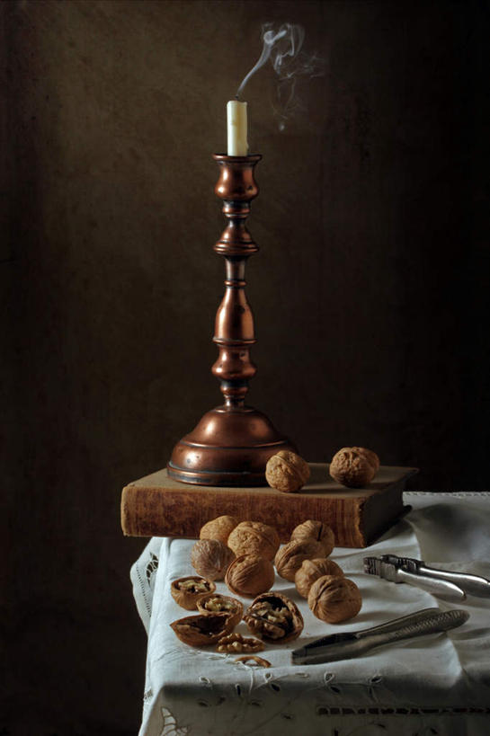 无人,竖图,室内,白天,正面,餐桌,桌子,蜡烛,金属制品,许多,黑色背景,朦胧,梦幻,模糊,散落,发光,光束,金属,布料,火焰,钳子,烛光,墙,烟雾,核桃,坚果,果实,光亮,燃烧,布纹,墙壁,墙面,桌布,一个,白色,黑色,餐巾,台布,干果,点燃,单个,餐台,未来,发亮,憧憬,胡桃,羌桃,扑灭,息灭,彩图