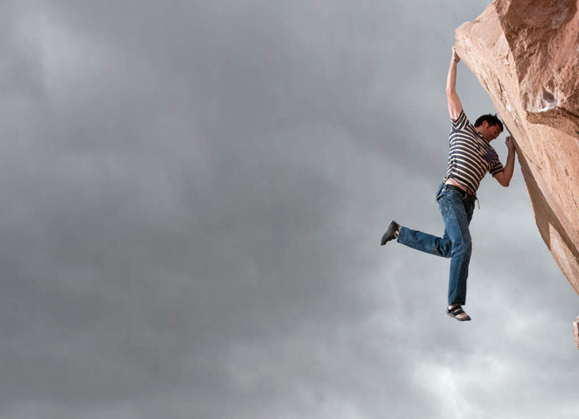 西方人,一个人,运动员,攀登,横图,室外,白天,仰视,锻炼,旅游,度假,运动,石头,美景,山,山脉,欧洲,欧洲人,仅一个男性,仅一个人,阴影,服装,光线,石子,影子,景观,山峰,悬崖,云,云朵,山峦,云彩,注视,休闲装,娱乐,仅一个年轻男性,衣服,蓝色,白云,蓝天,天空,阳光,自然,群山,天,低头,观察,看,享受,休闲,休闲服,景色,放松,服饰,观看,察看,关注,自然风光,绝壁,体育,男人,男性,年轻男性,白种人,石块,岩石,体育运动员,运动选手,登攀,登山,爬山,攀,攀高,攀爬,彩图,低角度拍摄,全身,健身