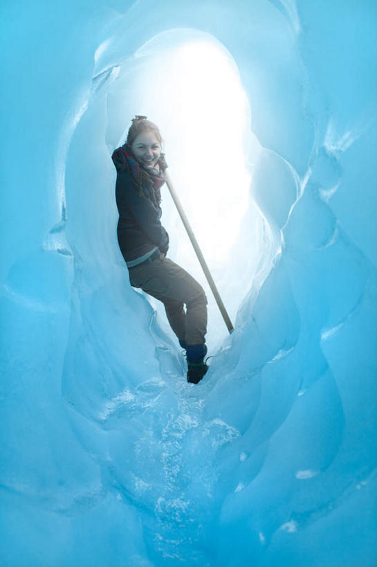 西方人,一个人,竖图,室外,白天,仰视,旅游,度假,冰山,美景,山,欧洲,新西兰,欧洲人,仅一个年轻女性,仅一个女性,仅一个人,服装,冰,景观,山峰,山峦,休闲装,娱乐,冰川,衣服,自然,享受,休闲,休闲服,景色,放松,寒冷,服饰,洞穴,冰冷,自然风光,大洋洲,冰河,严寒,纽西兰,冰凉,酷寒,凛冽,凛凛,极冷,长白云之乡,新西兰南岛,洞窟,窟窿,年轻女性,女人,女性,白种人,彩图,低角度拍摄,全身