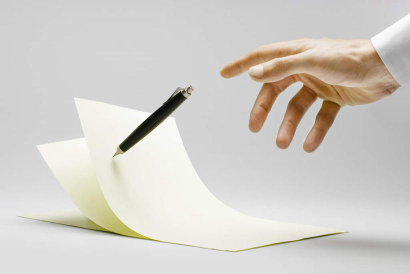 西方人,手,一个人,横图,室内,特写,白天,正面,桌子,欧洲,欧洲人,仅一个男性,仅一个人,笔,材料,档案,文件,办公桌,办公用品,文具,仅一个年轻男性,铅笔,学习用品,资料,伸,手部,单手,屈,文具用品,文档,男人,男性,年轻男性,白种人,半身,彩图