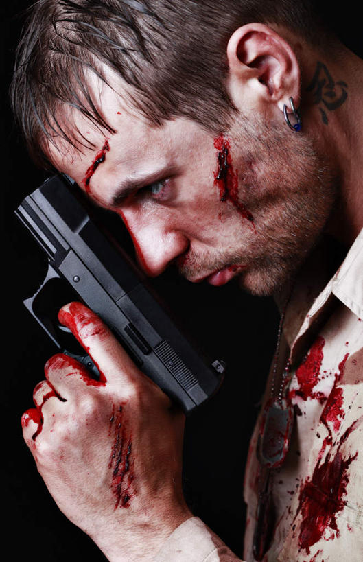 西方人,脸,头,脸颊,手,一个人,站,竖图,室内,特写,白天,侧面,竞争,欧洲,欧洲人,仅一个男性,仅一个人,一把,对抗,握,黑色背景,服装,冲突,血,枪支,拿,拿着,注视,休闲装,破坏,仅一个年轻男性,衣服,红色,观察,看,站着,休闲,手部,休闲服,武器,血液,战争,握着,摄影,服饰,手枪,影棚,观看,损坏,察看,攻击,威胁,对立,关注,矛盾,兵器,刺杀,防御,枪械,谋杀,弹夹,敌对,挫败,斗争,抗拒,抗衡,杀伤,威慑,杀手,子弹夹,危险,男人,男性,年轻男性,白种人,头部,脸部,脸蛋,面部,站立,半身,彩图,影棚拍摄,拍摄