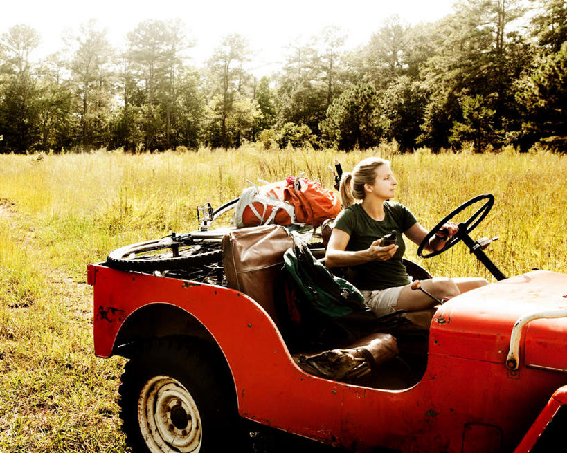 西方人,一个人,坐,横图,室外,白天,侧面,旅游,度假,草地,草坪,美景,植物,越野车,汽车,欧洲,欧洲人,仅一个女性,仅一个人,一辆,握,服装,光线,景观,注视,休闲装,娱乐,车,草,树,树木,衣服,红色,绿色,黑色,阳光,自然,交通工具,观察,看,仅一个中年女性,享受,休闲,休闲服,景色,放松,握着,服饰,生长,成长,观看,察看,关注,自然风光,载具,吉普车,女人,女性,中年女性,白种人,坐着,半身,彩图