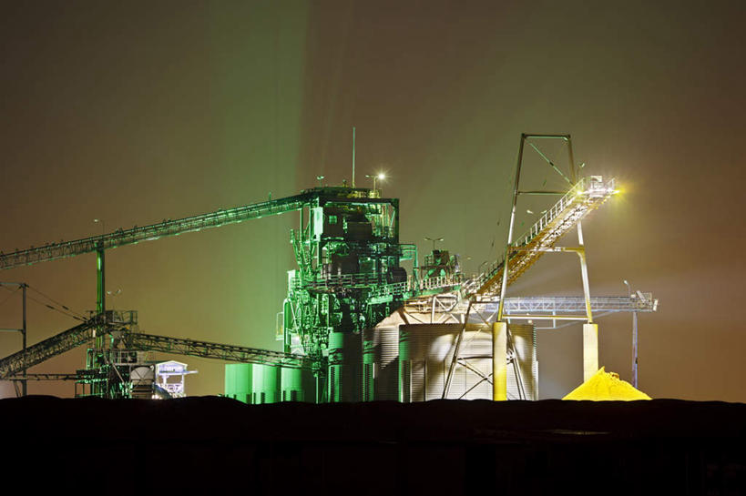 无人,横图,室外,夜晚,长时间曝光,仰视,度假,采矿业,流水线,技术,美景,雾,城市风光,城市,建筑,阴影,环保,朦胧,模糊,传递,光线,影子,景观,灯光,娱乐,设备,施工,黄色,绿色,天空,建筑工地,天,享受,休闲,机械,起重机,景色,放松,能源,矿山,污染,回收,迷雾,传送带,资源,工程,传送,利用,低碳,循环,地盘,建筑地盘,施工地盘,持续,大雾,彩图,低角度拍摄,工地