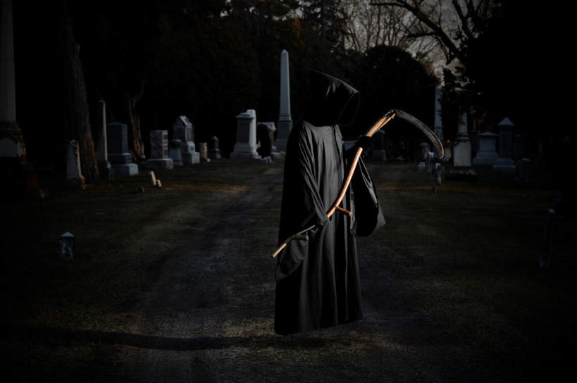 西方人,一个人,站,横图,室外,夜晚,侧面,植物,欧洲,欧洲人,仅一个男性,仅一个人,仅一个中年男性,一把,一排,许多,握,阴影,整齐,光线,影子,灯光,枯树,枝条,很多,拿,拿着,树,树木,树枝,排列,站着,墓地,披风,握着,坟墓,陵墓,队列,坟场,镰刀,死神,虬枝,枝杈,袍子,男人,男性,中年男性,白种人,站立,彩图,全身