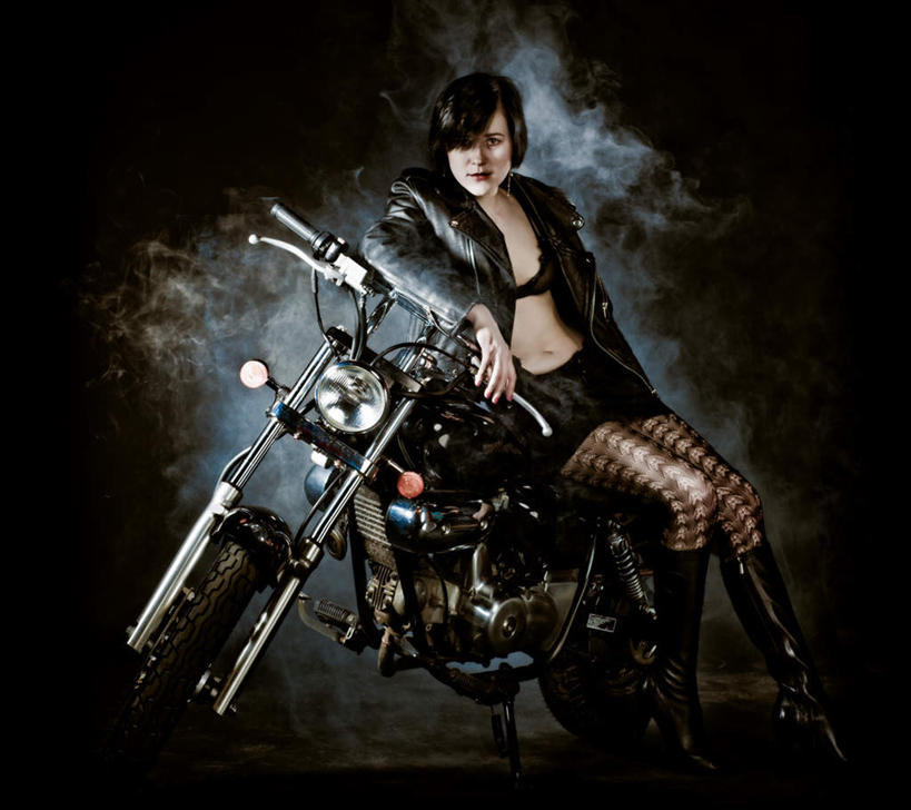 西方人,一个人,坐,横图,俯视,室内,白天,高跟鞋,房间,摩托车,鞋子,欧洲,欧洲人,仅一个女性,仅一个人,一辆,撑,阴影,服装,光线,影子,烟雾,灯光,注视,休闲装,车,衣服,交通工具,观察,回头,看,转头,仅一个中年女性,休闲,休闲服,网袜,服饰,观看,察看,撑着,关注,载具,女人,女性,中年女性,白种人,坐着,彩图,高角度拍摄,全身