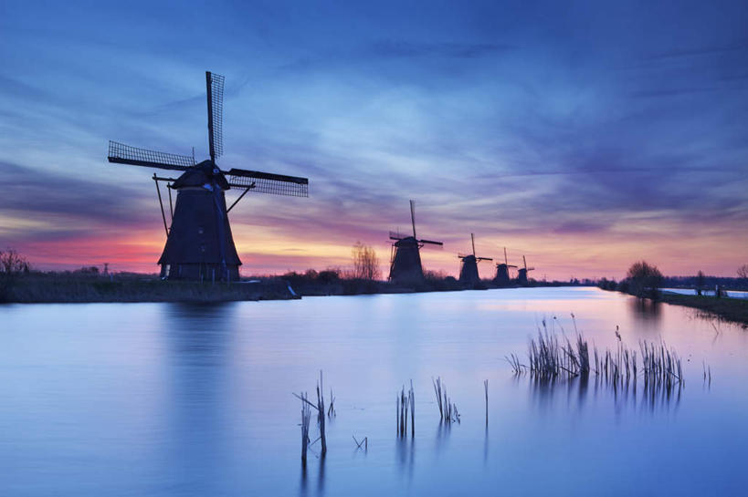 无人,横图,室外,白天,正面,旅游,度假,农业,风力发电机,湖,湖泊,美景,日落,水,风车,欧洲,荷兰,一排,许多,阴影,环保,整齐,电力,光线,影子,湖面,景观,水流,水面,晚霞,霞光,云,云朵,落日,很多,云彩,娱乐,设备,排列,蓝色,白云,倒影,蓝天,天空,阳光,自然,黄昏,湖水,天,享受,休闲,发电,机械,景色,彩霞,放松,工业,能源,晴朗,资源,倒映,风力机,西欧,队列,自然风光,利用,低碳,荷兰王国,尼德兰王国,夕照,反照,南荷兰省,小孩堤防,风力发电,晴空,夕阳,彩图,斜阳