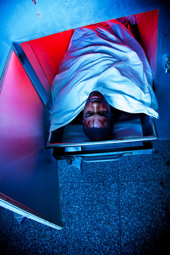 西方人,一个人,躺,闭眼,竖图,俯视,室内,白天,床,欧洲,欧洲人,仅一个男性,仅一个人,仅一个中年男性,阴影,光线,毯子,影子,灯光,床单,被子,单人床,死亡,被单,殒命,灭亡,太平间,卧着,男人,男性,中年男性,白种人,闭眼睛,闭着眼,闭着眼睛,躺着,卧,半身,彩图,高角度拍摄