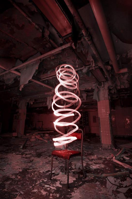 无人,家,交叉,竖图,室内,白天,广角镜头,鱼眼镜头,仰视,天花板,椅子,一把,螺旋,房屋,屋顶,屋子,光,漩涡,凌乱,顶棚,楼房,住宅,红色,转动,旋涡,混乱,曝光,扭转,相交,交集,纷乱,缭乱,庞杂,破败,彩图,低角度拍摄,房子