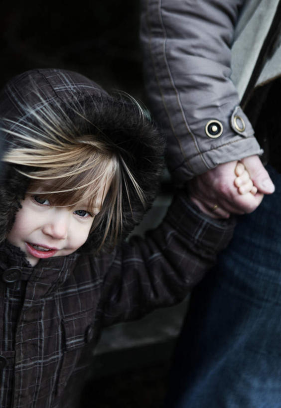 西方人,儿童,两个人,家庭,父亲,儿子,站,握手,笑,微笑,露齿笑,竖图,室外,白天,正面,纯洁,欧洲,欧洲人,裤子,朦胧,模糊,扭头,注视,牛仔裤,小孩,观察,看,站着,转头,温暖,温馨,父子,一家人,父爱,可爱,童年,童趣,观看,和睦,察看,关注,童真,烂漫,无邪,天真,男孩,男人,男性,年轻男性,白种人,孩子,年轻人,搀手,拉手,手拉手,手握手,站立,半身,彩图,融洽,男生,冬衣,寒衣