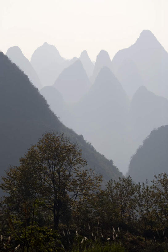 无人,竖图,室外,白天,正面,旅游,日出,石头,美景,山,山脉,树林,太阳,植物,雾,桂林,中国,亚洲,阴影,朦胧,模糊,光线,石子,影子,景观,山顶,山峰,朝霞,晨曦,黎明,凌晨,山峦,清晨,树,树木,绿色,阳光,自然,群山,景色,生长,成长,广西,迷雾,早晨,自然风光,东亚,沉积岩,广西壮族自治区,中华人民共和国,桂林市,桂,华南地区,颠峰,极峰,水成岩,石块,岩石,朝阳,大雾,彩图,游览,破晓