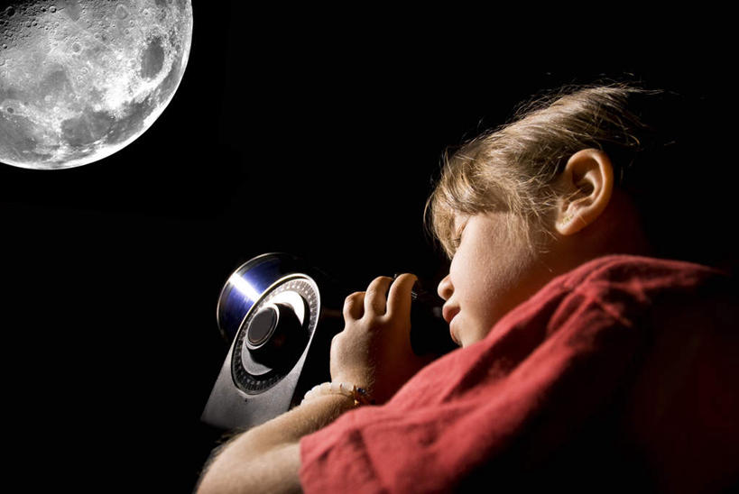 西方人,儿童,一个人,无人,站,横图,室内,白天,正面,探险,纯洁,神秘,数码,仪器,宇宙,科技,欧洲,欧洲人,仅一个女性,仅一个人,吊挂,眺望,悬挂,阴影,检查,研究,反射,分析,科学,太空,网络,望远镜,月亮,月光,高光,几何,计算机图形,挂,合成,注视,一个,小孩,天空,自然,天,观察,看,站着,仅一个小孩,黑暗,可爱,清晰,探索,童年,童趣,放大,单个,观看,发现,仔细,明亮,电脑合成图,数码合成图,天体,科研,察看,科学技术,瞭望,聚焦,漆黑,关注,童真,烂漫,无邪,天文学,远视镜,瞭望镜,外太空,写实,具体,具象,光学,清楚,皎洁,阴郁,天真,女孩,女人,女性,白种人,孩子,站立,半身,彩图,暗中,光学仪器,千里镜,一轮,女生