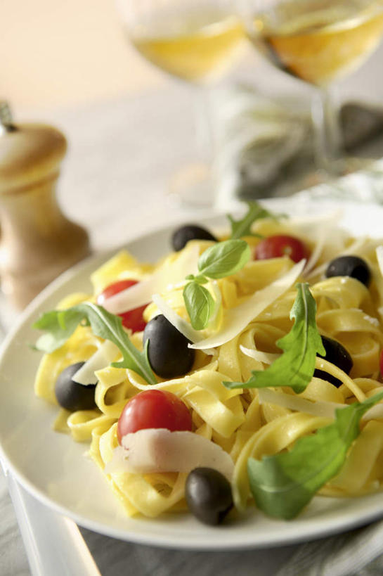 面食,面条,意大利面,无人,竖图,俯视,室内,特写,白天,桌面,桌子,蔬菜,西红柿,餐具,朦胧,模糊,新鲜,木制,布料,碟子,盘,生菜,莴苣,面,食品,布纹,桌布,食物,一只,盘子,餐巾,木制品,碟,台布,有机食品,绿色食品,混合,春菜,鹅仔菜,莴仔菜,千金菜,叶用莴苣,混淆,夹杂,番茄,彩图,高角度拍摄