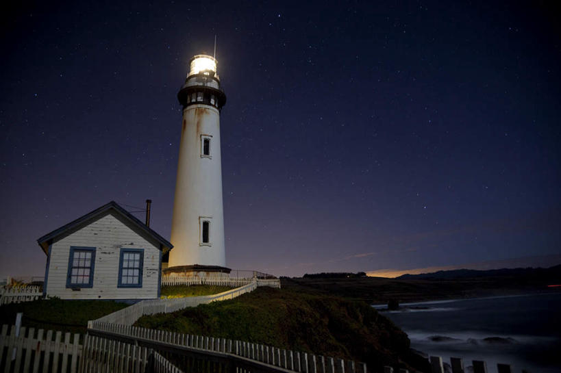 无人,家,栏杆,横图,室外,夜晚,长时间曝光,仰视,旅游,度假,草地,草坪,美景,植物,道路,路,美国,一座,曲折,弯曲,信息,栅栏,房屋,屋子,景观,篱笆,围栏,小路,灯光,灯塔,交通,方向,娱乐,护栏,楼房,住宅,草,蓝色,绿色,蓝天,天空,自然,天,享受,休闲,景色,放松,蜿蜒,乡间小路,引导,指引,北美,北美洲,矗立,加利福尼亚,自然风光,美洲,耸立,加州,加利福尼亚州,金州,黄金州,北亚美利加洲,亚美利加洲,挺立,航标,鸽点灯塔,彩图,低角度拍摄,房子,导航