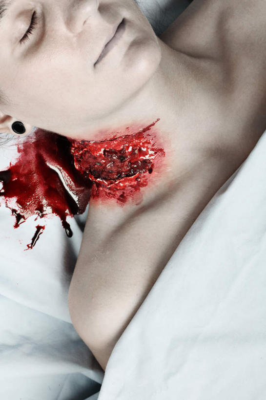 西方人,一个人,躺,闭眼,竖图,俯视,室内,特写,白天,白色背景,床,欧洲,欧洲人,仅一个年轻女性,仅一个女性,仅一个人,血,床单,被子,红色,血液,摄影,单人床,影棚,死亡,伤口,被单,殒命,灭亡,受害者,卧着,年轻女性,女人,女性,白种人,闭眼睛,闭着眼,闭着眼睛,躺着,卧,半身,彩图,高角度拍摄,影棚拍摄,拍摄