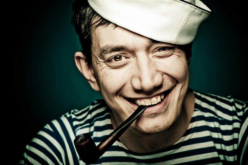 西方人,一个人,水手,站,笑,微笑,露齿笑,横图,室内,特写,白天,正面,欧洲,欧洲人,仅一个男性,仅一个人,戴,绿色背景,条纹,服装,注视,休闲装,仅一个年轻男性,一个,衣服,观察,看,站着,休闲,休闲服,摄影,服饰,烟斗,影棚,单个,观看,戴着,察看,叼,关注,叼着,一顶,水手帽,男人,男性,年轻男性,白种人,船员,海员,水兵,站立,半身,彩图,影棚拍摄,拍摄