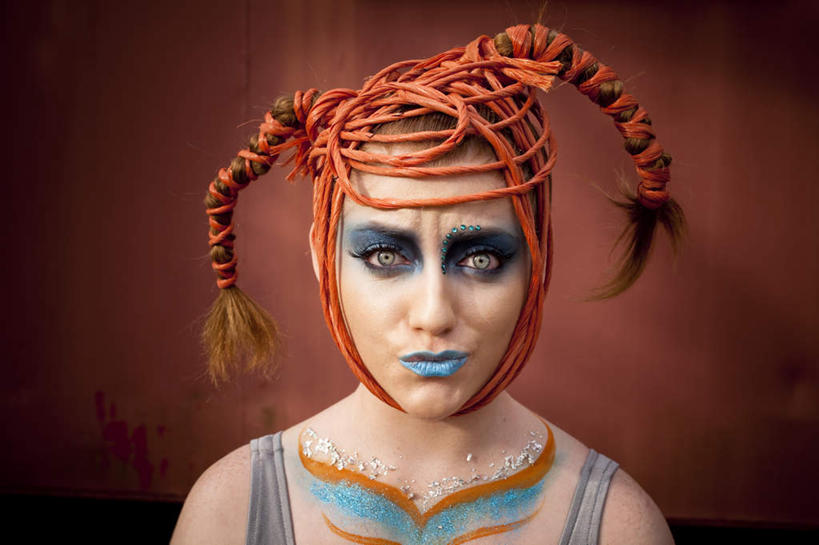 西方人,脸,头,眼睛,脸颊,脖子,眉毛,睫毛,一个人,站,横图,室内,特写,白天,正面,化妆,美容,欧洲,欧洲人,瞳孔,仅一个年轻女性,仅一个女性,仅一个人,护肤,阴影,服装,光线,彩绘,影子,注视,休闲装,肩膀,衣服,彩妆,绳子,观察,看,站着,保养,享受,休闲,辫子,休闲服,眼影,放松,保健,眼部,服饰,观看,绳索,察看,关注,养颜,妖怪,精灵,年轻女性,女人,女性,白种人,头部,脖,睫,颈,颈部,脸部,脸蛋,眉,面部,眼,眼睫毛,眼眉,站立,半身,彩图,眼眉毛