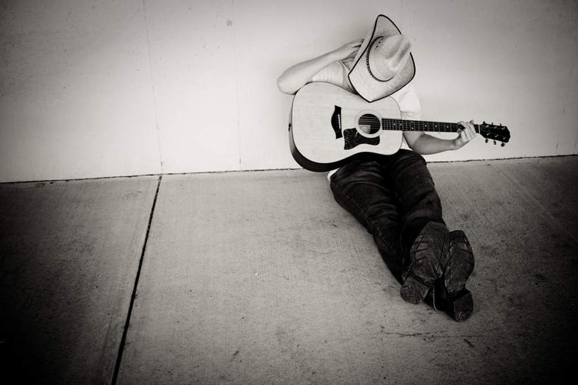 西方人,手,一个人,坐,举,睡,横图,俯视,黑白,室内,白天,地板,帽子,欧洲,欧洲人,仅一个男性,仅一个人,握,服装,墙,吉他,乐器,弦乐器,地面,拿,拿着,休闲装,木地板,墙壁,墙面,仅一个年轻男性,衣服,遮阳帽,托,休闲,手部,休闲服,握着,服饰,弹拨弦鸣乐器,男人,男性,年轻男性,白种人,举起,举手,举着,困,困觉,寝息,睡觉,向上举,向上伸,向上托,坐着,高角度拍摄,全身,弹拨弦乐器