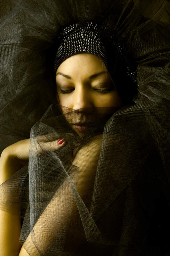 西方人,手,一个人,站,举,闭眼,竖图,室内,白天,侧面,性感,欧洲,欧洲人,仅一个年轻女性,仅一个女性,仅一个人,阴影,装饰,光线,影子,指甲油,发带,红色,黑色,纱巾,托,站着,手部,遮,遮掩,华丽,修饰,点缀,掩盖,遮挡,遮盖,衬托,美观,雅致,雅观,掩饰,年轻女性,女人,女性,白种人,闭眼睛,闭着眼,闭着眼睛,举起,举手,举着,向上举,向上伸,向上托,站立,半身,彩图