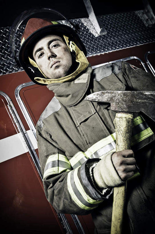 西方人,手,一个人,消防员,消防站,站,竖图,室外,夜晚,正面,工作服,制服,安全,救火车,帽子,欧洲,欧洲人,仅一个男性,仅一个人,敲打,握,阴影,光线,锤子,工具,榔头,头盔,影子,拿,拿着,注视,仅一个年轻男性,红色,安全帽,观察,看,站着,手部,握着,观看,消防,五金,察看,变形,紧固,关注,矫正,塑形,灭火,牢固,工作制服,男人,男性,年轻男性,白种人,救火员,消防车,站立,半身,彩图,工作套服,消防局