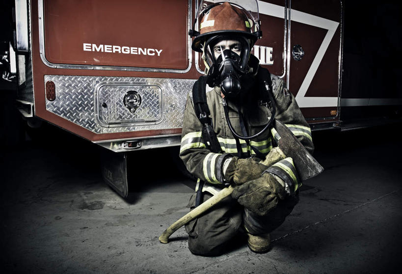 西方人,手,一个人,消防员,消防站,蹲,横图,室外,夜晚,正面,工作服,制服,安全,救火车,帽子,欧洲,欧洲人,仅一个男性,仅一个人,握,阴影,分离,光线,工具,头盔,影子,过滤,拿,分开,拿着,注视,仅一个年轻男性,红色,安全帽,口罩,观察,看,手部,隔断,握着,遮掩,观看,隔离,消防,察看,卫生,掩盖,遮挡,关注,净化,间隔,斧头,预防,灭火,遮盖,防尘,掩饰,斧子,断绝,隔开,屏蔽,屏绝,远离,中断,阻遏,阻隔,工作制服,男人,男性,年轻男性,白种人,救火员,消防车,蹲着,彩图,全身,工作套服,消防局