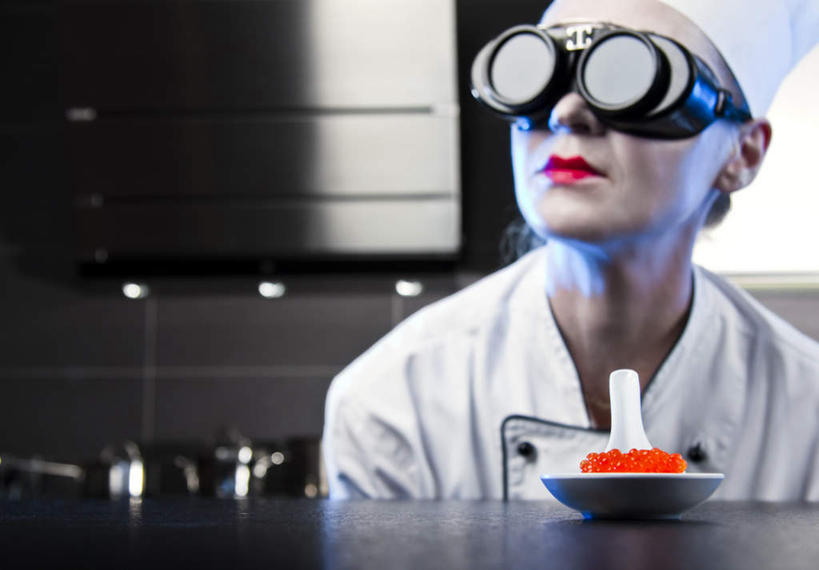 鱼子酱,西方人,一个人,厨师,坐,横图,室内,白天,正面,制服,安全,餐桌,厨房,柜子,桌子,餐具,欧洲,欧洲人,仅一个女性,仅一个人,阴影,光线,碟子,盘,眼镜,影子,勺子,墙,鱼卵,防护,鱼籽,注视,墙壁,墙面,红色,盘子,橱柜,调羹,碟,汤匙,观察,看,针管,针筒,注射,仅一个老年女性,餐台,观看,护目镜,保护,察看,医疗,医疗设备,注射器,关注,保险,保全,周全,安稳,安定,安全防护眼镜,平安,老年女性,女人,女性,白种人,厨师长,厨子,大厨,主厨,坐着,半身,彩图,灶间,防护眼镜