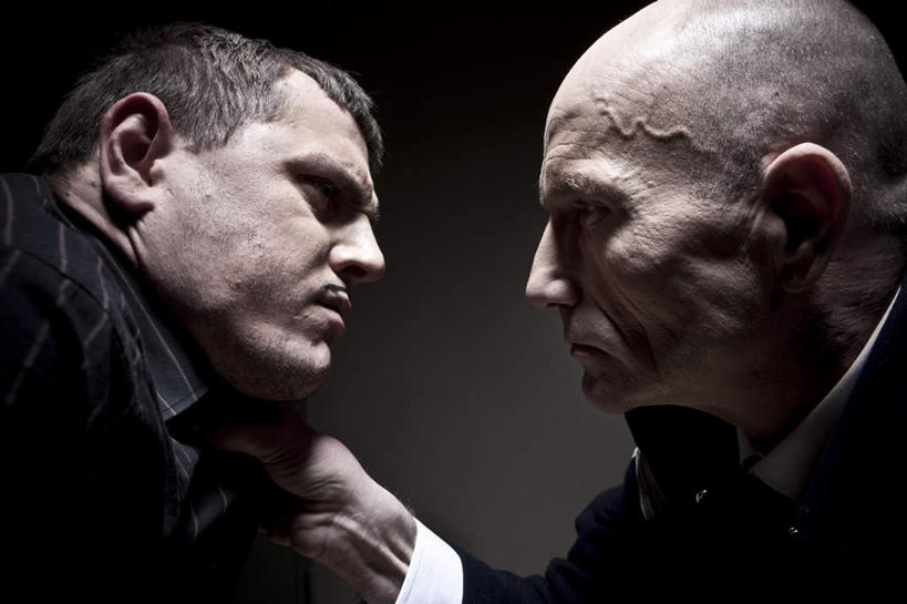 西方人,脸,头,脸颊,秃头,两个人,警察,警卫,站,横图,室内,特写,白天,侧面,欧洲,欧洲人,阴影,黑色背景,生气,光线,影子,灯光,注视,观察,看,站着,抓,愤怒,摄影,影棚,观看,恼怒,打架,察看,愤慨,怒气,气愤,威胁,犯人,发怒,关注,怒火,打斗,情绪,脾气,囚犯,斗殴,忿怒,怨恨,强烈,监犯,囚徒,罪人,气忿,威逼,要挟,愤恨,肝火,激动,男人,男性,年轻男性,白种人,头部,光头,无发,脸部,脸蛋,面部,保安,警卫员,看守,卫兵,站立,半身,彩图,影棚拍摄,拍摄