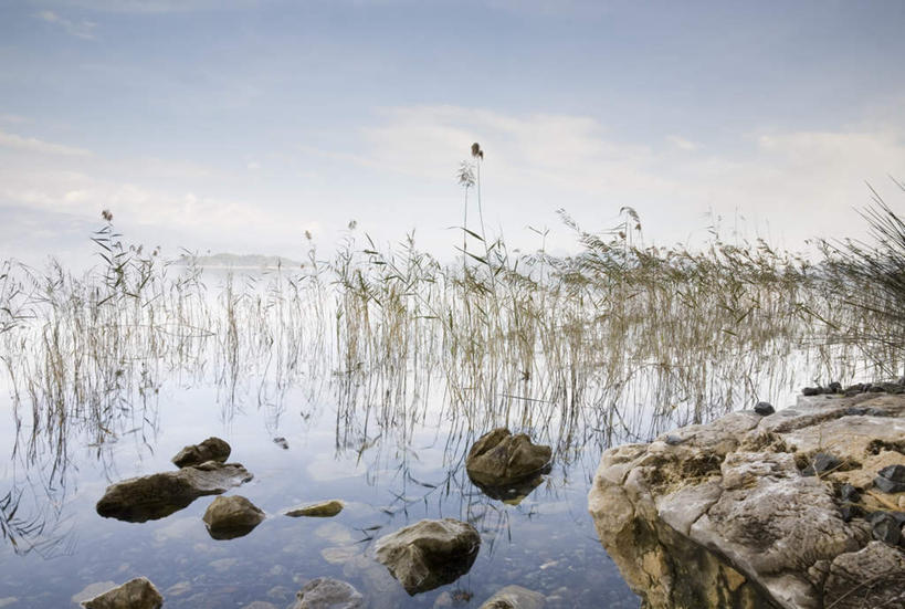 无人,横图,室外,白天,正面,旅游,度假,岛屿,海浪,海洋,石头,美景,沙滩,植物,阴影,光线,沙子,石子,影子,岛,海岸,景观,浪花,云,云朵,沙地,云彩,娱乐,绿色,白云,倒影,天空,阳光,自然,海水,天,享受,休闲,景色,放松,生长,晴朗,成长,倒映,自然风光,海景,灯芯草,灯心草,蔺草,龙须草,马棕根,蓑衣草,野席草,反照,大海,风浪,海,海水的波动,海滩,近岸浪,列岛,群岛,石块,涌浪,诸岛,晴空,彩图
