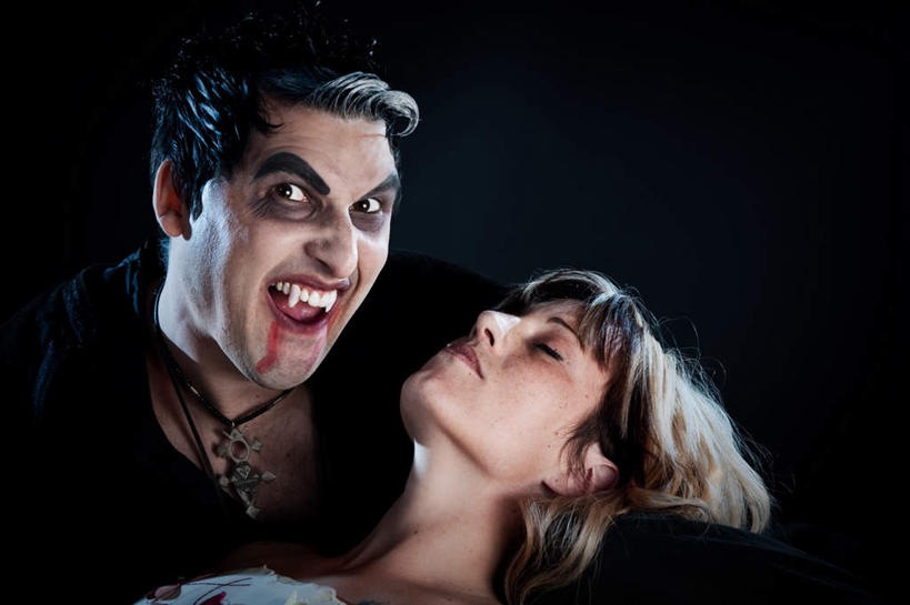 西方人,脸,头,眼睛,脸颊,眉毛,睫毛,两个人,闭眼,抱,横图,室外,夜晚,正面,欧洲,欧洲人,瞳孔,阴影,黑色背景,光线,影子,灯光,注视,观察,看,张嘴,眼部,摄影,影棚,抱着,观看,察看,搂着,关注,吸血鬼,张大嘴巴,男人,男性,年轻男性,年轻女性,女人,女性,白种人,头部,睫,脸部,脸蛋,眉,面部,眼,眼睫毛,眼眉,张开嘴,闭眼睛,闭着眼,闭着眼睛,搂,搂抱,半身,彩图,影棚拍摄,拍摄,眼眉毛