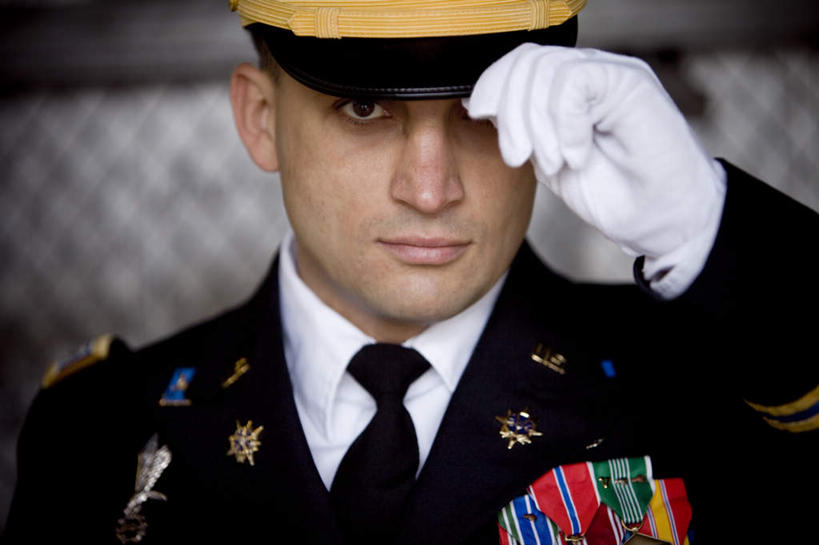 西方人,脸,头,脸颊,一个人,横图,室外,白天,正面,制服,成功,胜利,帽子,欧洲,欧洲人,仅一个男性,仅一个人,阴影,朦胧,模糊,光线,影子,注视,礼帽,仅一个年轻男性,衣服,阳光,观察,看,光彩,帅气,观看,军人,察看,军装,关注,奖牌,奖章,军服,荣誉,奖品,胸章,荣耀,光荣,男人,男性,年轻男性,白种人,头部,脸部,脸蛋,面部,半身,彩图