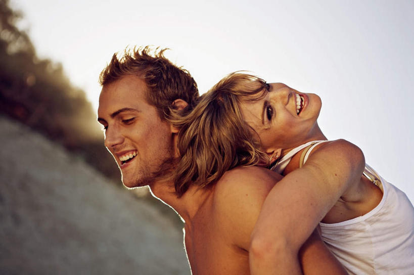 西方人,背,两个人,笑,微笑,露齿笑,横图,室外,白天,侧面,爱情,旅游,度假,安全,美景,欧洲,欧洲人,阴影,朦胧,模糊,鲜艳,光线,影子,景观,浪漫,美丽,依靠,漂亮,娱乐,阳光,自然,黄昏,背着,倚靠,背靠背,享受,休闲,温暖,温馨,景色,恩爱,放松,帅气,背对背,恋人,和睦,优美,自然风光,摩登,艳丽,背负,斑斓,标致,瑰丽,娇艳,锦绣,娟秀,俊丽,奇丽,俏丽,时兴,秀丽,薄暮,信任,男人,男性,年轻男性,年轻女性,女人,女性,白种人,情侣,半身,彩图,傍晚,伴侣,融洽