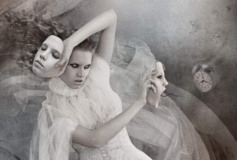 西方人,一个人,横图,室外,白天,正面,闹钟,欧洲,欧洲人,仅一个年轻女性,仅一个女性,仅一个人,握,服装,朦胧,模糊,装饰,时间,标志,面具,时钟,数字,文字,字符,指针,拿,计时,拿着,注视,标识,衣服,钟表,观察,看,表,握着,阿拉伯数字,服饰,观看,连续,华丽,修饰,点缀,察看,衣着,穿着,关注,仪表盘,衬托,美观,雅致,雅观,持续,衣饰,继续,接连,陆续,延续,一连,年轻女性,女人,女性,白种人,钟,半身,彩图