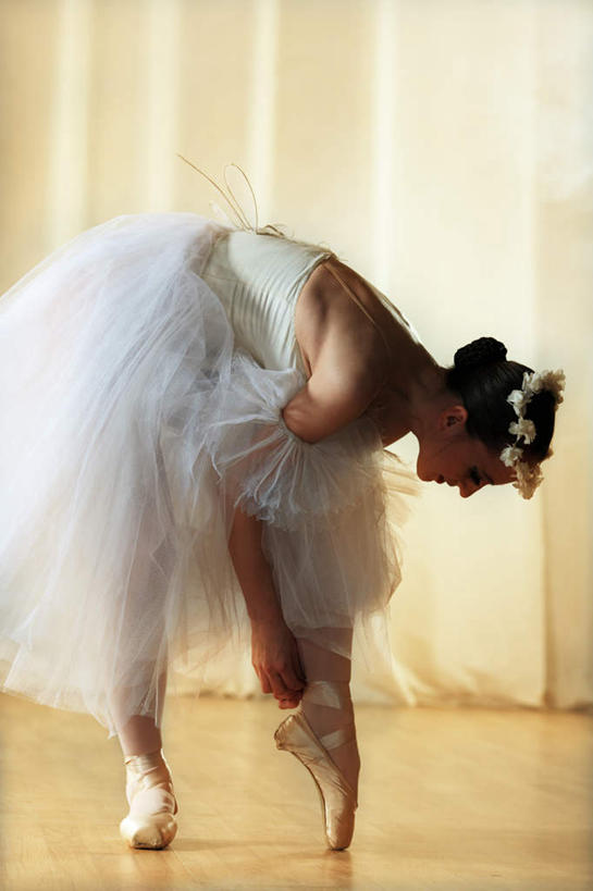 西方人,一个人,跳舞者,站,竖图,室内,白天,侧面,裙子,跳舞,芭蕾,地板,鞋子,欧洲,欧洲人,仅一个年轻女性,仅一个女性,仅一个人,弯腰,阴影,光线,影子,地面,注视,木地板,观察,看,站着,短裙,观看,察看,舞鞋,关注,芭蕾舞鞋,舞姿,芭蕾鞋,弯身,芭蕾舞裙,芭蕾裙,足尖鞋,芭蕾舞,年轻女性,女人,女性,白种人,舞蹈家,舞蹈演员,舞者,站立,彩图,全身,舞蹈