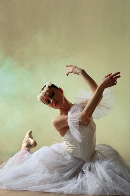 西方人,一个人,跳舞者,坐,举,竖图,室内,白天,正面,跳舞,芭蕾,地板,鞋子,欧洲,欧洲人,仅一个年轻女性,仅一个女性,仅一个人,表演,弯腰,阴影,光线,影子,地面,注视,木地板,扮演,观察,看,托,观看,察看,演出,舞鞋,关注,芭蕾舞鞋,舞姿,芭蕾鞋,弯身,足尖鞋,芭蕾舞,年轻女性,女人,女性,白种人,舞蹈家,舞蹈演员,舞者,举起,举手,举着,向上举,向上伸,向上托,坐着,彩图,全身,舞蹈