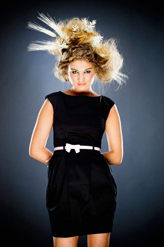 西方人,一个人,站,竖图,室内,白天,正面,裙子,羽毛,欧洲,欧洲人,仅一个年轻女性,仅一个女性,仅一个人,阴影,灰色背景,连衣裙,服装,轻盈,柔软,装饰,光线,头饰,影子,注视,休闲装,衣服,观察,看,站着,休闲服,摄影,服饰,影棚,观看,华丽,修饰,点缀,察看,关注,背手,轻柔,衬托,美观,雅致,雅观,年轻女性,女人,女性,白种人,站立,半身,彩图,影棚拍摄,拍摄