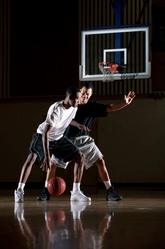 西方人,两个人,体育馆,运动场,站,伸展双臂,竖图,室内,白天,正面,运动服,运动鞋,篮球,地板,鞋子,欧洲,非洲,黑人,欧洲人,服装,篮球框,篮球装备,地面,注视,运动器械,体育场,木地板,一个,衣服,观察,看,站着,健身器械,篮球网,服饰,单个,观看,休闲鞋,察看,打击,衣着,穿着,关注,健身器材,防守,进攻,篮球运动,篮球板,运动馆,防卫,衣饰,戍守,男人,男性,年轻男性,非洲人,敞开双臂,伸开双臂,展开双肩,站立,张开手臂,张开双臂,彩图,全身,运动器材,运动装