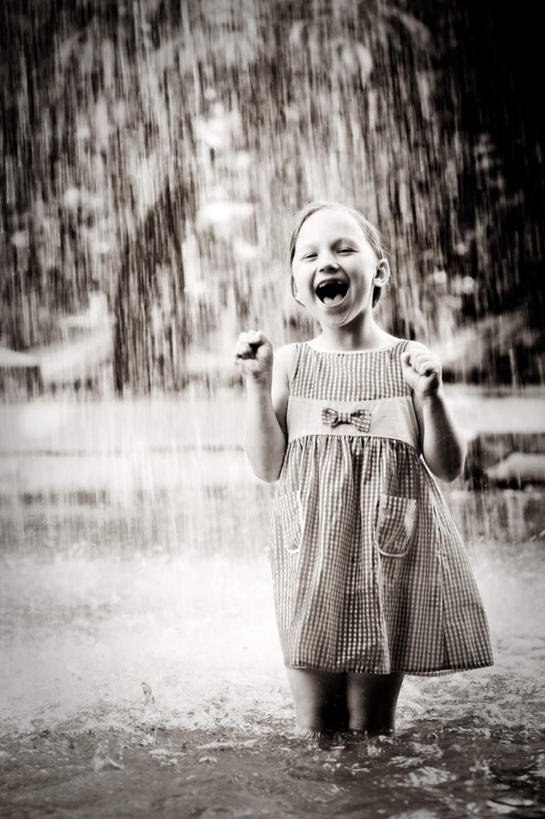 西方人,儿童,一个人,笑,微笑,露齿笑,竖图,室外,白天,正面,裙子,纯洁,雨,暴雨,大雨,欧洲,欧洲人,仅一个女性,仅一个人,连衣裙,浸没,淹没,注视,小孩,观察,看,张嘴,仅一个小孩,积水,可爱,童年,童趣,欢快,观看,细雨,察看,关注,埋没,淋雨,张大嘴巴,童真,烂漫,无邪,欢喜,欢欣,欢畅,沉没,覆没,吞没,湮没,天真,女孩,女人,女性,白种人,孩子,小雨,张开嘴,举手,半身,彩图,高兴,欢乐,女生