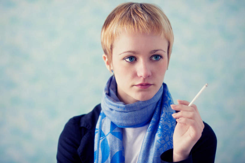 西方人,脸,头,脸颊,头发,一个人,站,横图,室内,特写,白天,正面,香烟,欧洲,欧洲人,仅一个年轻女性,仅一个女性,仅一个人,握,装饰,拿,拿着,注视,一个,蓝色,围巾,观察,看,站着,温暖,金色,烟,沉思,握着,单个,围脖,观看,保暖,华丽,点缀,察看,深思,御寒,关注,衬托,美观,雅致,雅观,覃思,寻思,年轻女性,女人,女性,白种人,头部,脸部,脸蛋,面部,卷烟,烟草,纸烟,站立,半身,彩图,短发