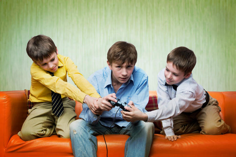 西方人,儿童,三个人,伙伴,朋友,家,坐,横图,室内,白天,正面,衬衫,游戏,友谊,纯洁,沙发,欧洲,欧洲人,握,争夺,房屋,墙,屋子,领带,拿,玩,拿着,注视,娱乐,楼房,墙壁,墙面,住宅,一个,小孩,绿色,观察,看,休闲,橙色,可爱,童年,童趣,握着,游戏机,单个,观看,活动,察看,发泄,关注,消遣,智力,童真,烂漫,无邪,宣泄,争取,天真,友情,男孩,男人,男性,白种人,玩耍,嬉戏,坐着,半身,彩图,衬衣,房子,男生,皮沙发