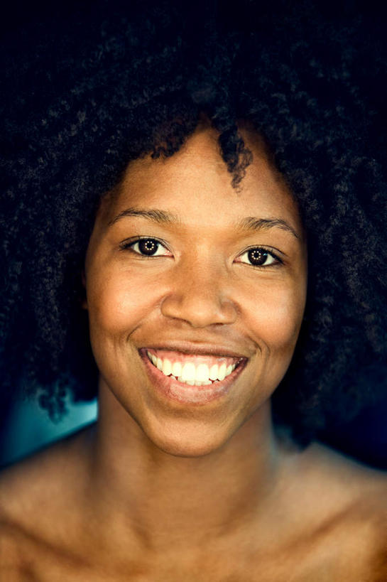 西方人,脸,头,脸颊,锁骨,肩胛骨,胸骨,肋骨,一个人,站,笑,微笑,露齿笑,竖图,室内,特写,白天,正面,欧洲,非洲,黑人,欧洲人,仅一个年轻女性,仅一个女性,仅一个人,注视,肩膀,观察,看,站着,观看,露肩,察看,关注,胸椎,腰骨,肋软骨,年轻女性,女人,女性,非洲人,头部,脸部,脸蛋,面部,站立,半身,彩图